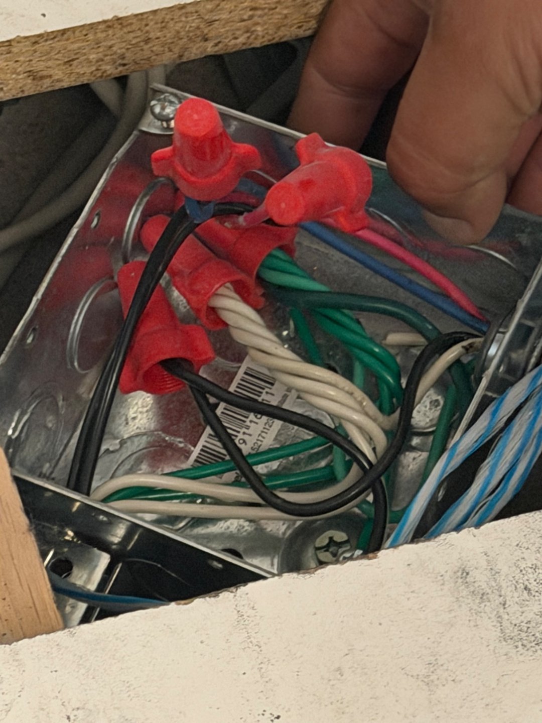 Before correction: the front-desk wiring with grouped neutral conductors.